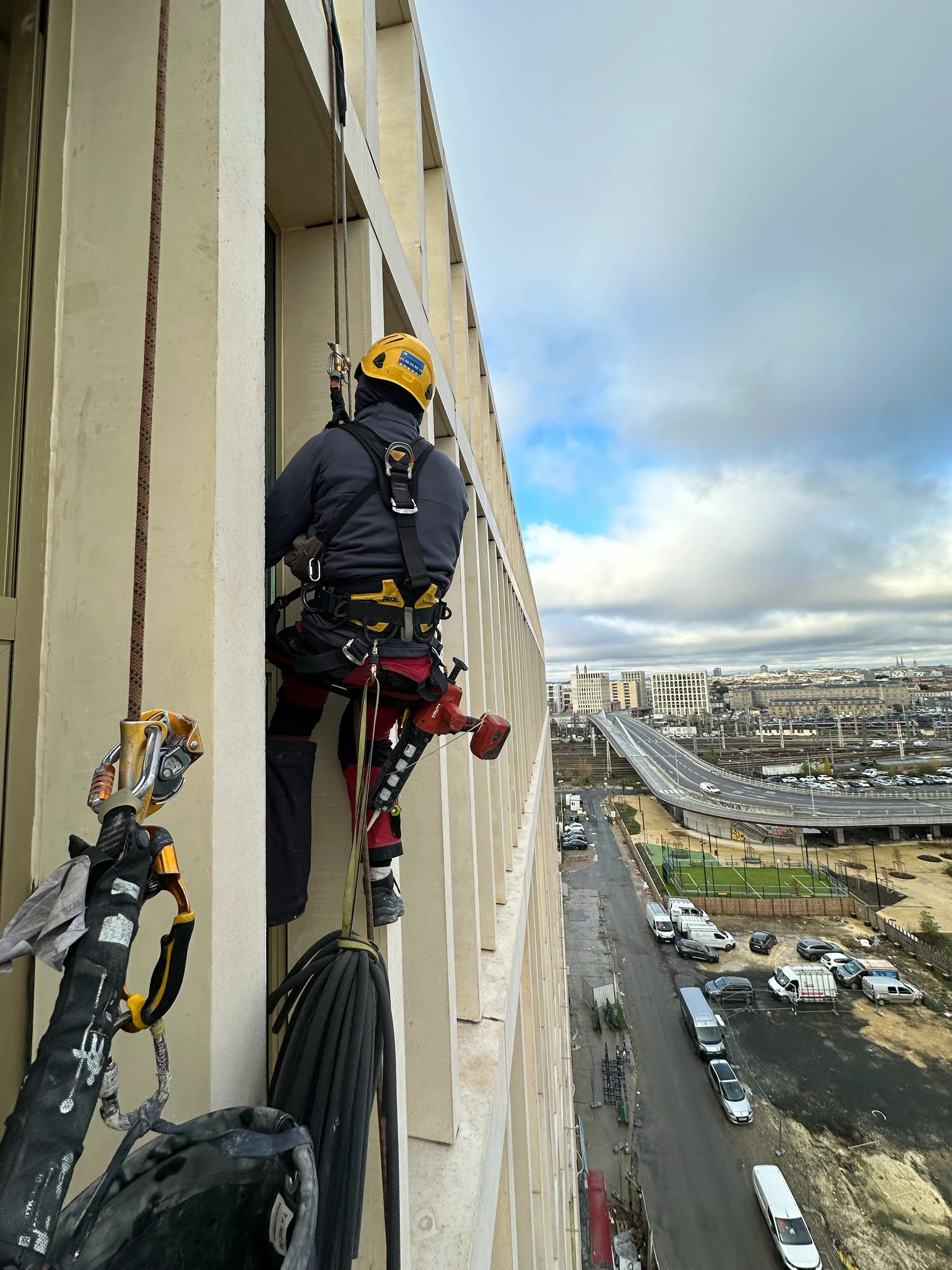 Intervention de cordistes MS Access pour finitions et anticipation chez GTM BÄTIMENT AQUITAINE à Bordeaux (bâtiment) – 1